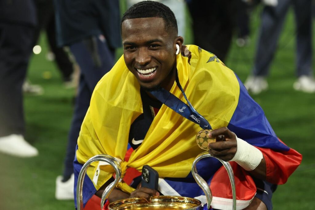 Willian Pacho celebra con el codiciado trofeo de la Champions League