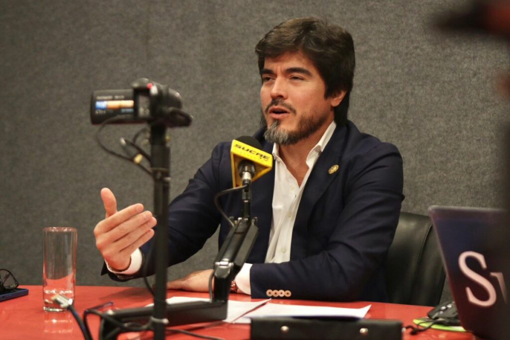 El ministro José de la Gasca en una entrevista radial.
