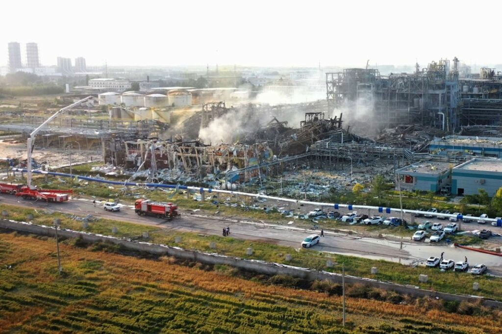 Equipos de rescate trabajan en la zona de la explosión en China.