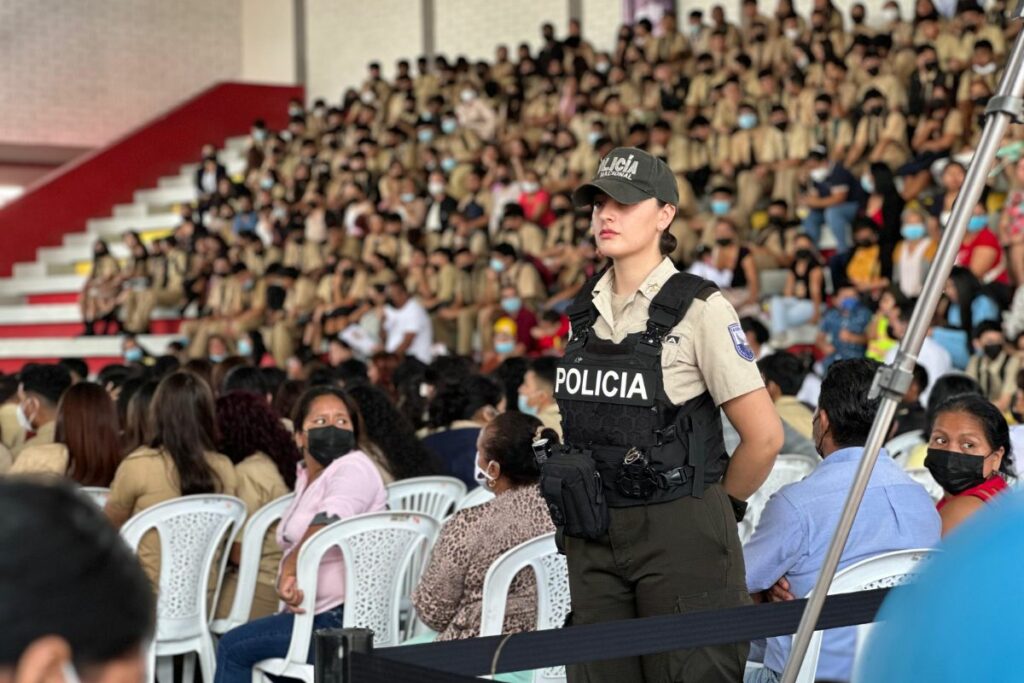 Personal de l aPolicía Nacional vigiló el regreso a clases.