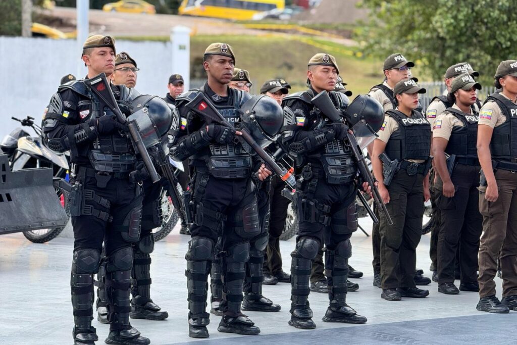 Más de 1700 policías participan en los controles de seguridad en carreteras del Ecuador.