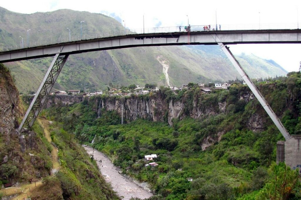 El puente San Francisco se ubica cerca a la terminal terrestre de Baños