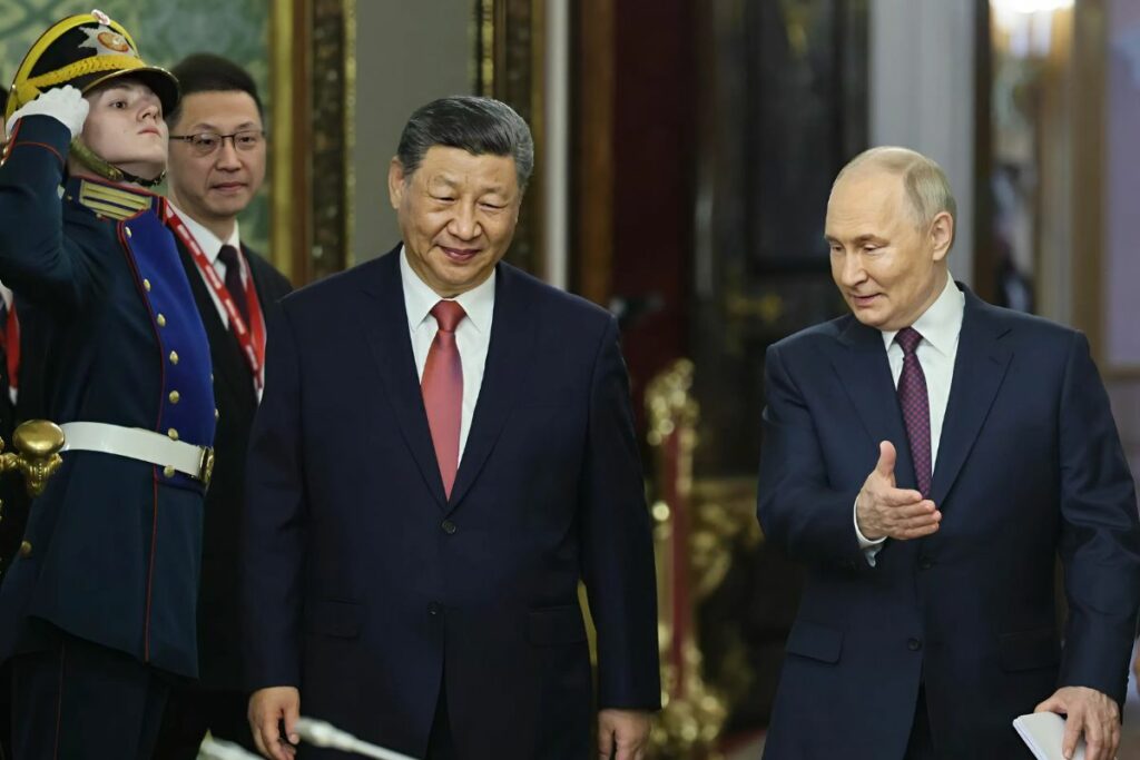 El presidente ruso, Vladímir Putin recibe al presidente chino, Xi Jinping, antes de su reunión en el Kremlin de Moscú.