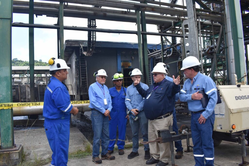 El viceministro de Hidrocarburos, Guilhermo Ferreira, en la Refinería Esmeraldas.