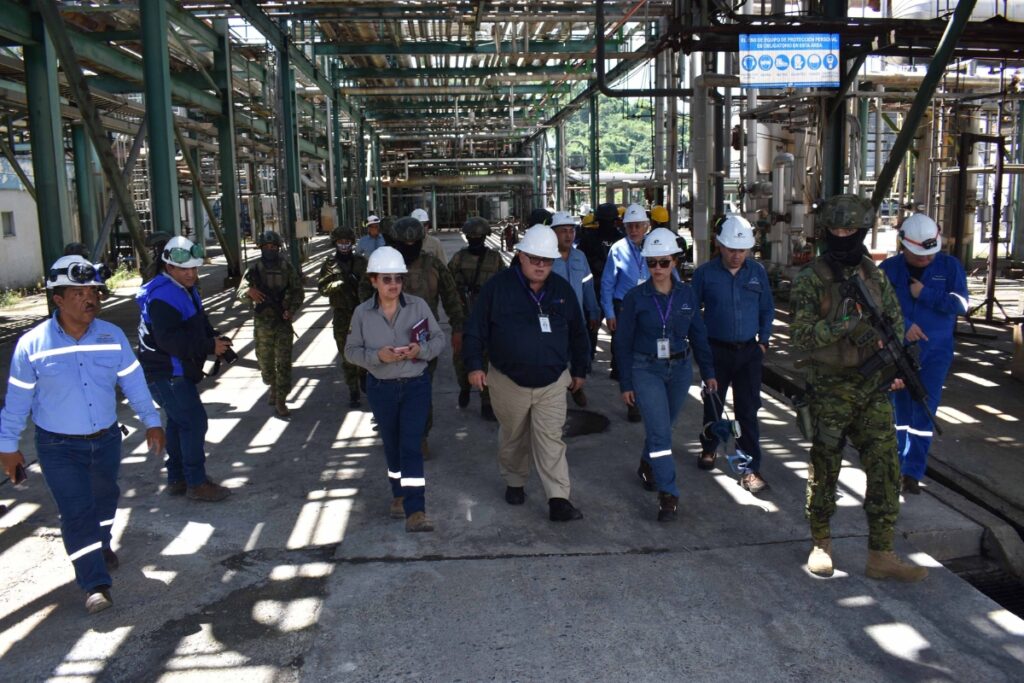 El Viceministro de Hidrocarburos se trasladó a la Refinería Esmeraldas para constatar daños.