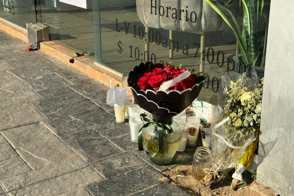 La misteriosa ofrenda fue dejada en los exteriores de la peluquería donde Valeria fue asesinada