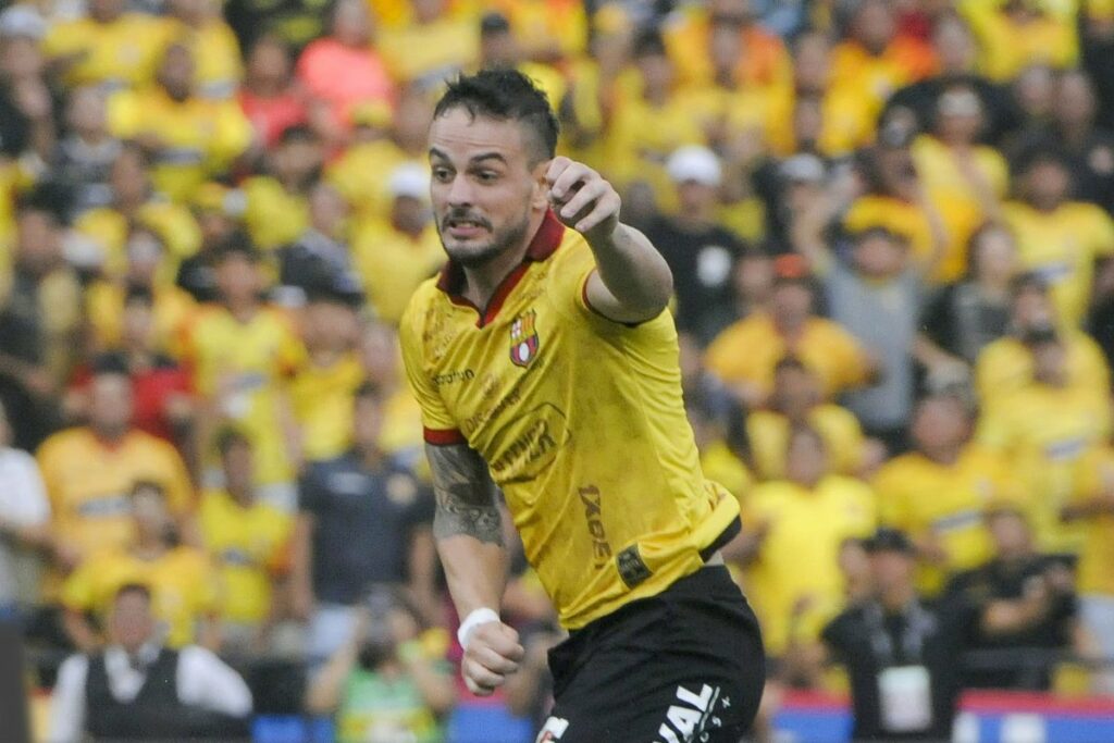 Octavio Rivero enfrentando a Emelec en el primer Clásico del Astillero de la Liga Pro 2025.