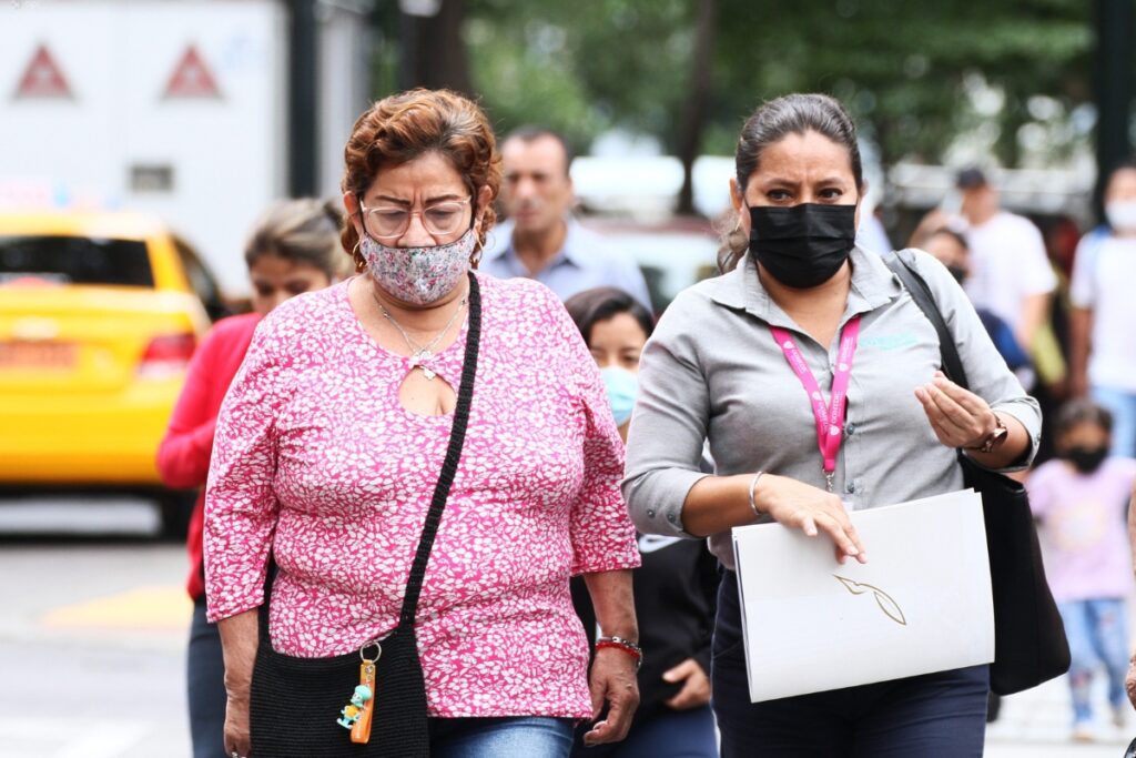 Personas en Guayaquil utilizando mascarilla en 2022.