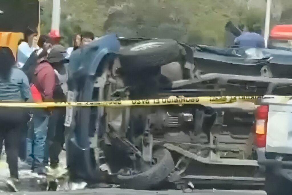 El vehículo siniestrado quedó volcado a un costado del Paso Lateral de Ambato, en el sector Las Viñas.