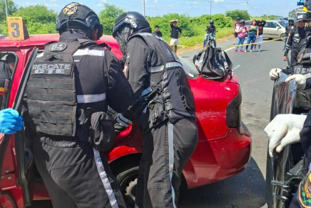 Equipos de rescate sacan a personas atrapadas de uno de los vehículos siniestrados en Santa Elena.