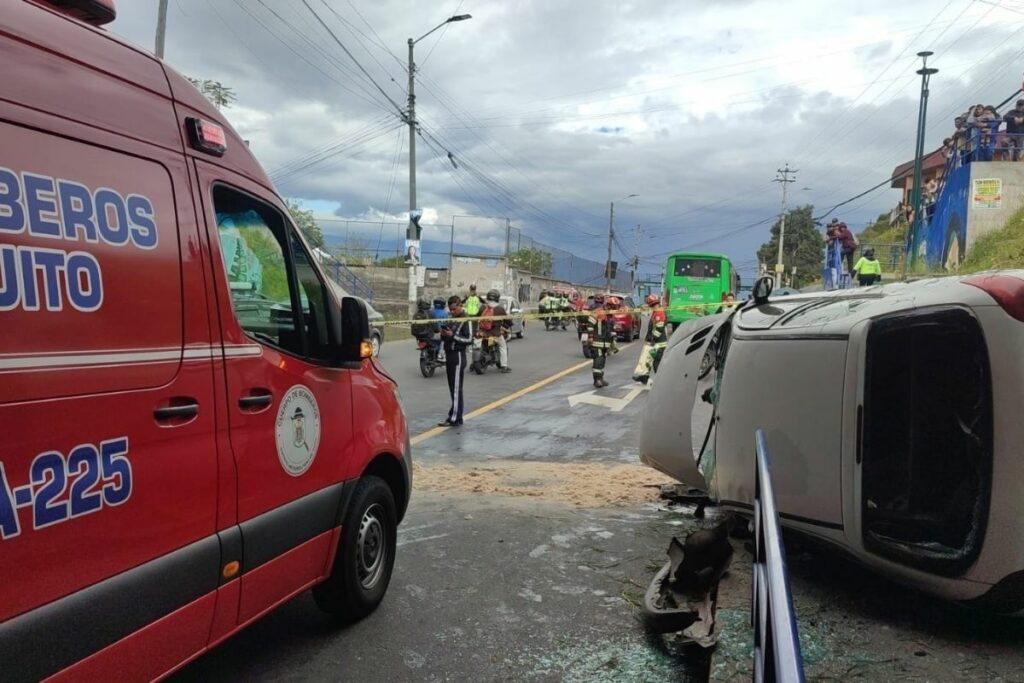 El vehículo se volcó del lado izquierdo, tras caer del intercambiador