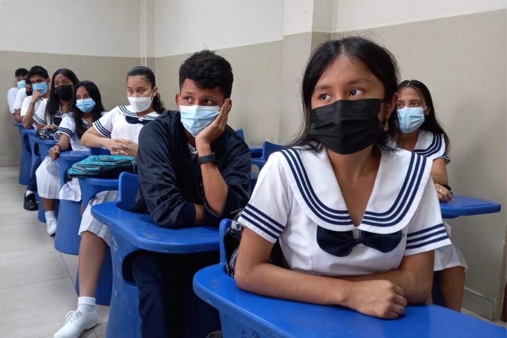 Estudiantes con mascarillas en un colegio.