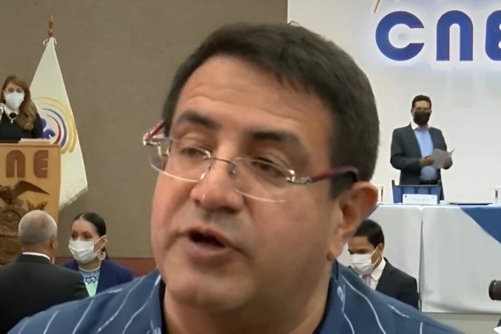 Santiago Díaz Asque, militante de Revolución Ciudadana, asumirá la curul de Priscila Schettini tras la sanción del TCE.