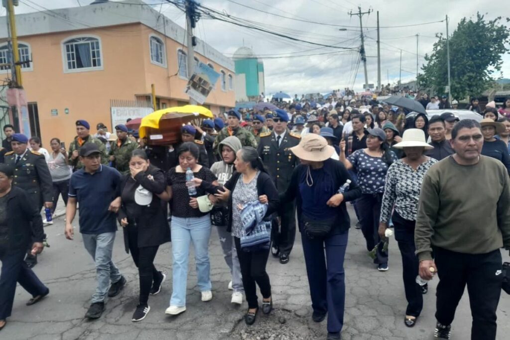 Personal de la Brigada de Aviación del Ejército N.º 15 Paquisha acompañó al héroe nacional Cbos. Danilo Javier Caiza Torres a su arribo al hogar de sus familiares, en la parroquia Tumbaco, donde se llevó a cabo su velorio.