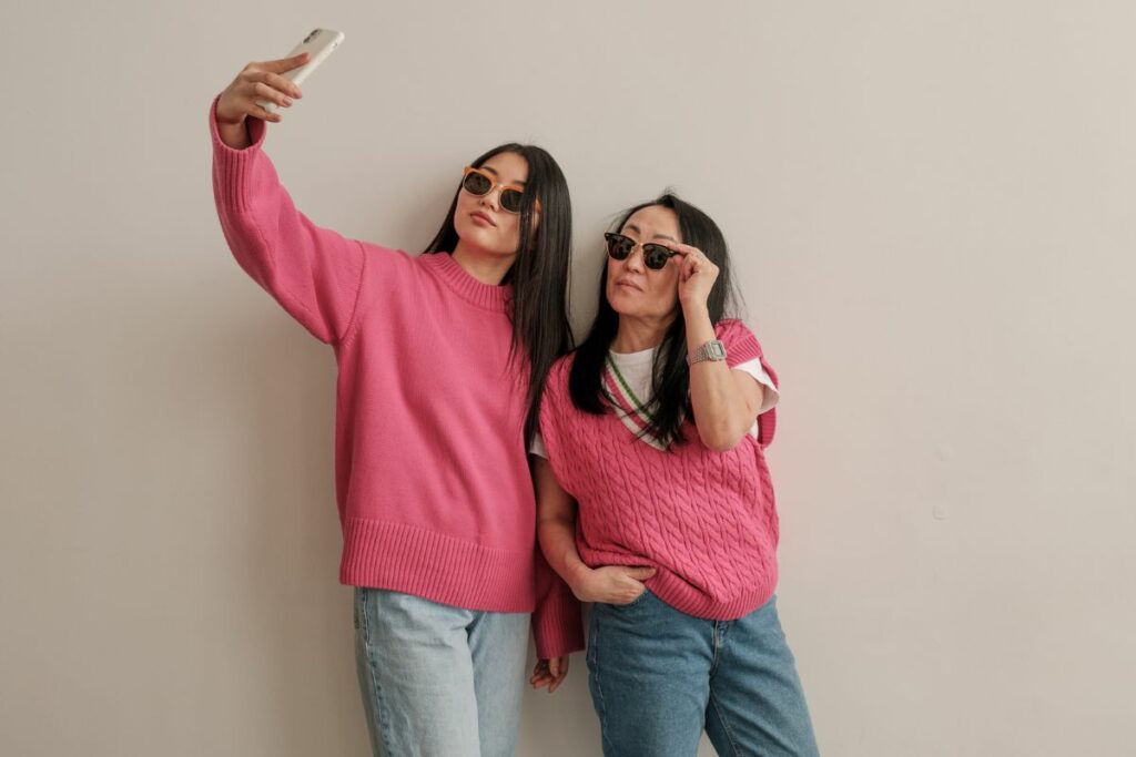 Imagen referencial de dos mujeres haciéndose un selfie.