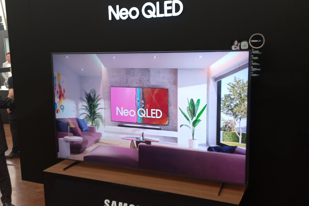 El Neo QLED 8K con Vision AI incluye sensor de movimiento que ajusta la imagen y el sonido al detectar presencia, optimizando energía y experiencia de visualización.