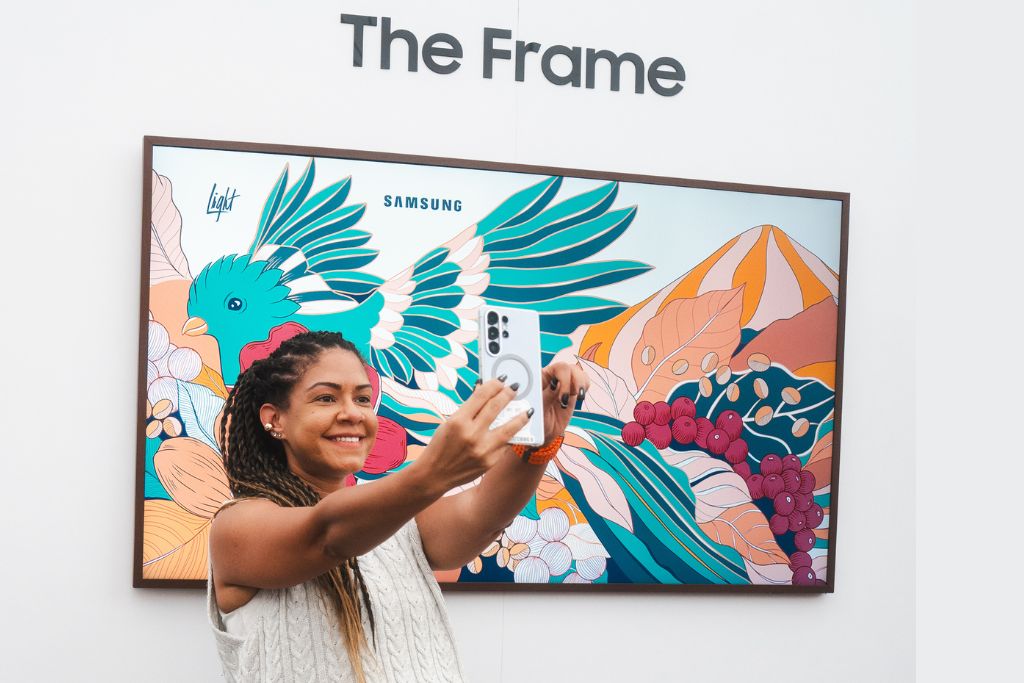 El Samsung Frame con Vision AI combina arte y tecnología, ofreciendo imágenes 4K con ajuste automático de brillo y sonido según el entorno, además de acceso a miles de obras para decorar tu espacio.