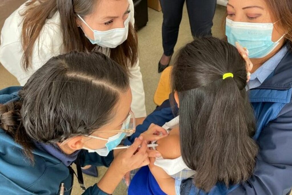 Vigilancia epidemiológica y vacunación en unidad educativa de Quito por caso de tosferina.