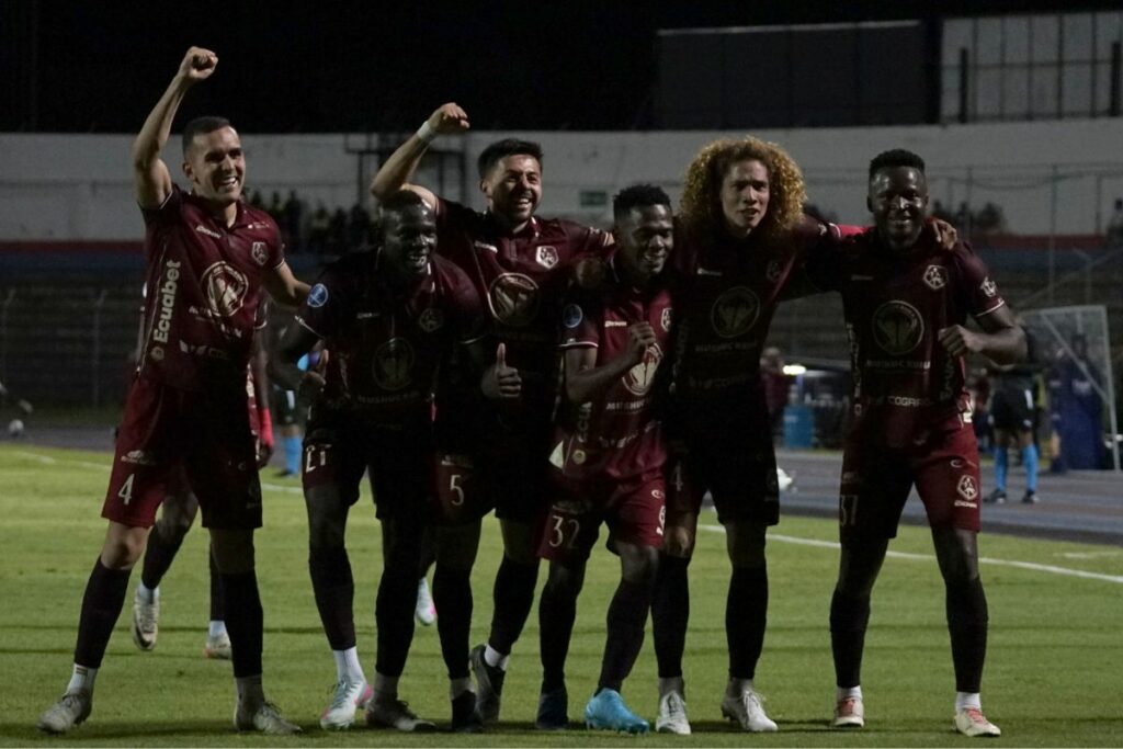 Jugadores de Mushuc Runa celebran un gol marcado en la Copa Sudamericana 2025.