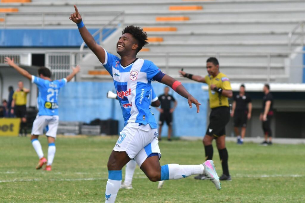 Daniel Valencia celebra uno de los 10 goles marcados con Manta en la Liga Pro 2025.