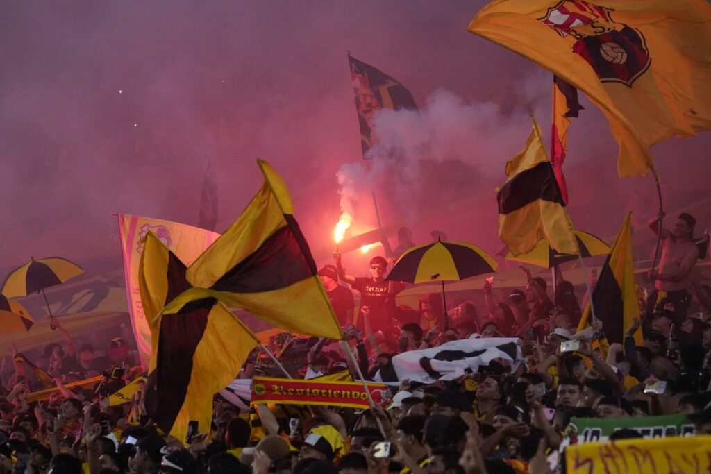 Hinchas de Barcelona SC en el Estadio Monumental en el Clásico del Astillero de la Liga Pro 2025.
