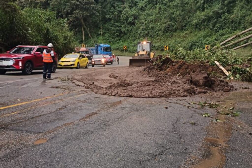 Un derrumbe se registró en la vía Aloag - Santo Domingo, la tarde de este miércoles.
