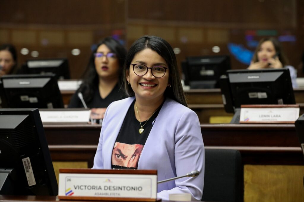 El Pleno del TCE ratificó una sanción contra la asambleísta Victoria Desintonio.