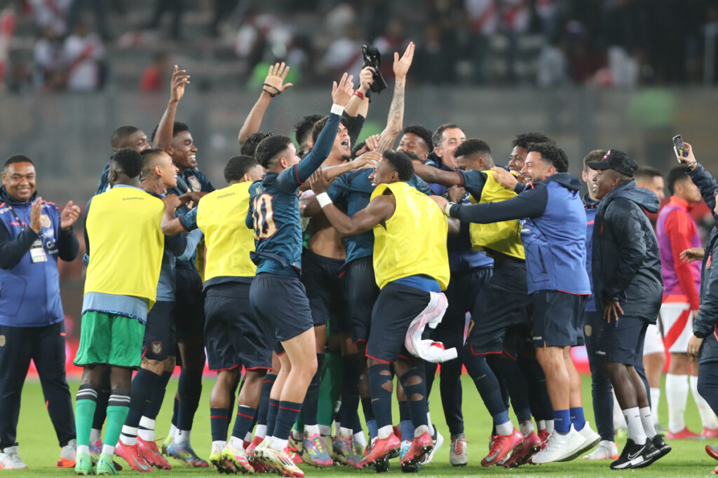 Jugadores de la Selección de Ecuador celebran su clasificación al Mundial de 2026.