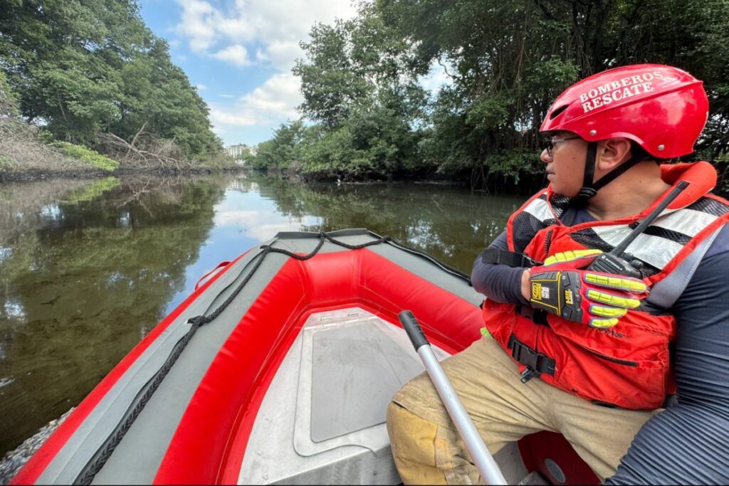 El personal del Cuerpo de Bomberos de Guayaquil inspeccionó el estero. Cortesía: Bomberos Guayaquil