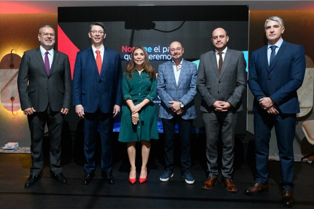 Abelardo Gudiño, vicepresidente de Operaciones Coca-Cola Ecuador y Perú; Guillermo Adam, director General Arca Continental Ecuador, María Paz Jervis, presidenta de la Cámara de Industrias y Producción de Pichincha; Guido Varela, presidente de la Red Nacional de Tenderos; Julio José Prado, Economista y Daniel Moritz, gerente General de Coca-Cola Ecuador, durante la presentación oficial del Reporte de Impacto Socioeconómico. Cortesía