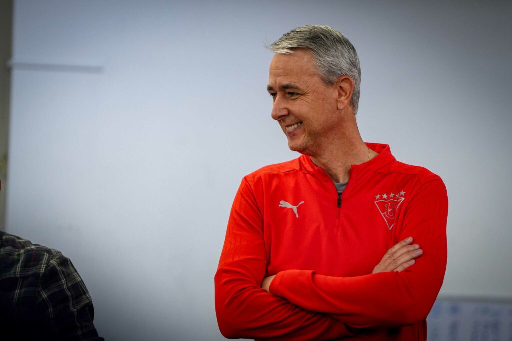 Tiago Nunes, nuevo DT de Liga de Quito, en su primer entrenamiento con el club.