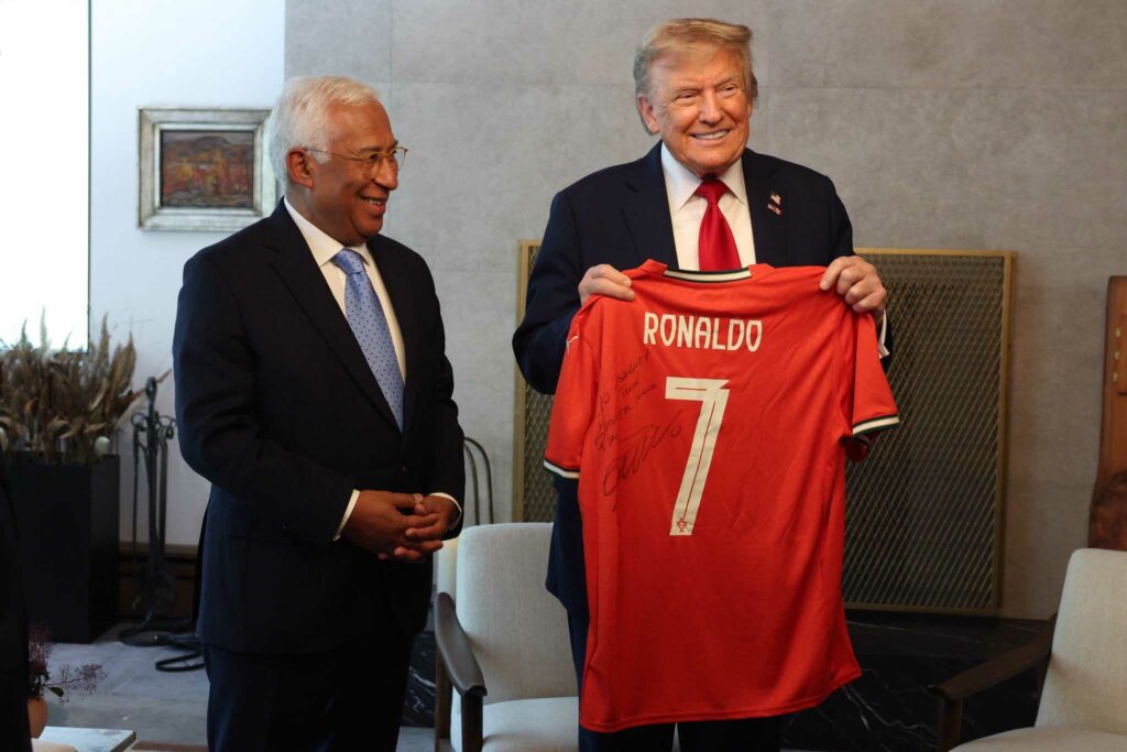 António Costa (izq.), presidente del Consejo Europeo, entrega una camiseta enviada por Cristiano Ronaldo para Donald Trump.