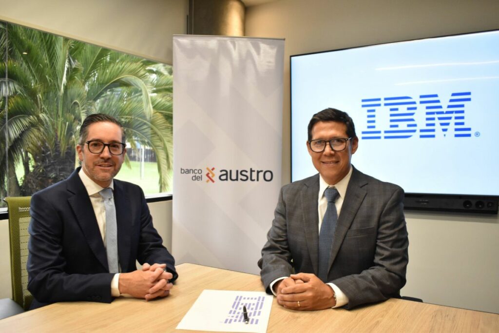 Los representantes del Banco del Austro e IBM. Cortesía