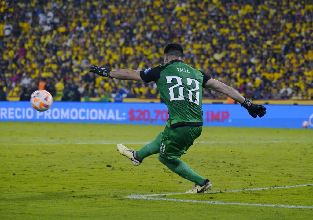 Gonzalo Valle, arquero de la Selección de Ecuador, realiza un saque de puerta.
