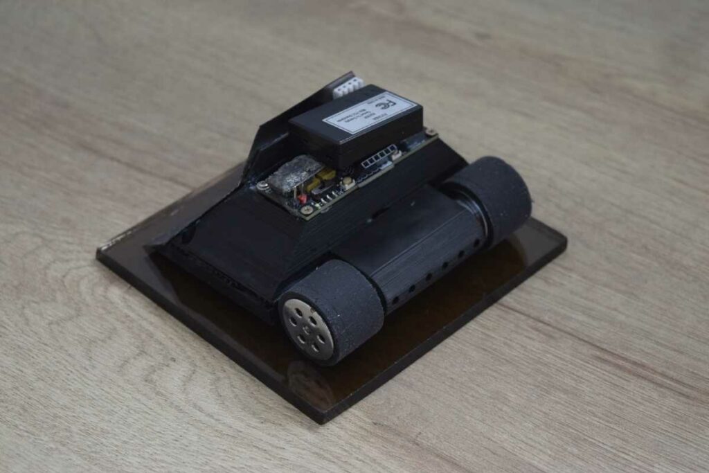 Robot mini sumo controlado y desarrollado por Aarón Guamán.