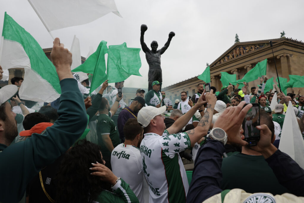 Hinchas de Palmeiras en el monumento de Rocky Balboa de Filadelfia en el Mundial de Clubes.