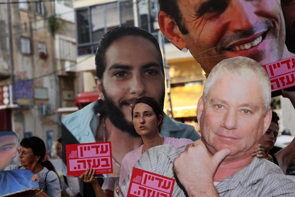 Partidarios israelíes de las familias de los rehenes protestan para detener la guerra con Irán y la liberación de los rehenes de Gaza, en Tel Aviv, Israel, este 21 de junio de 2025. Foto: EFE