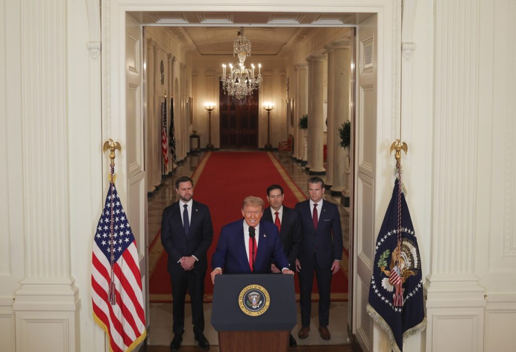 El presidente estadounidense, Donald Trump, junto con el secretario de Defensa, Pete Hegseth (der.), el vicepresidente estadounidense, J.D. Vance (izq.), y el secretario de Estado, Marco Rubio (segunda derecha). Foto: EFE