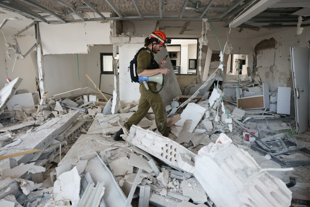Desde el inicio de la nueva modalidad de ayuda en Gaza, al menos 300 personas han muerto intentando acceder a comida. Foto: EFE