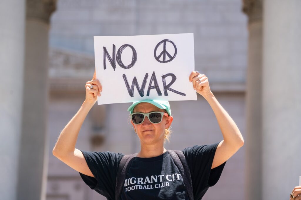 Un activista por la paz se pronuncia en una marcha en Los Ángeles, California, Estados Unidos.