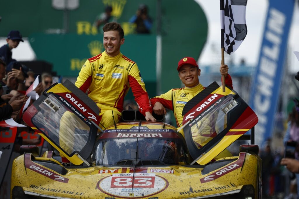 El Ferrari 83 pilotado por el polaco Robert Kubica y el chino Yifei Ye (R) celebran el triunfo de la 93.° edición de las 24 horas de Le Mans 2025.