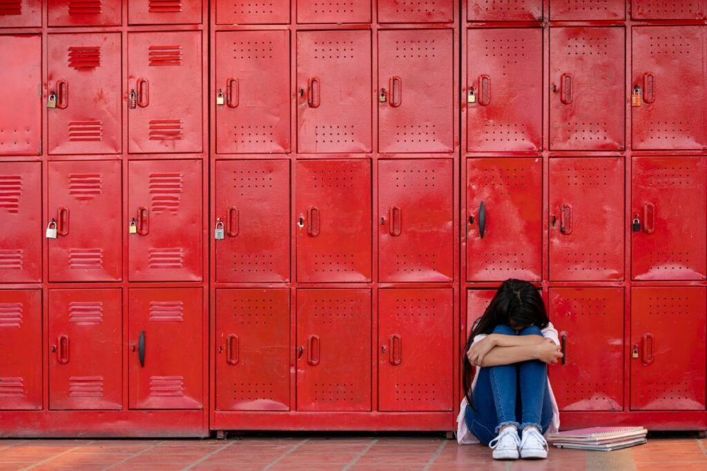 Padres y docentes deben sumar fuerzas para prevenir y responder al bullying con sensibilidad técnica y compromiso real.