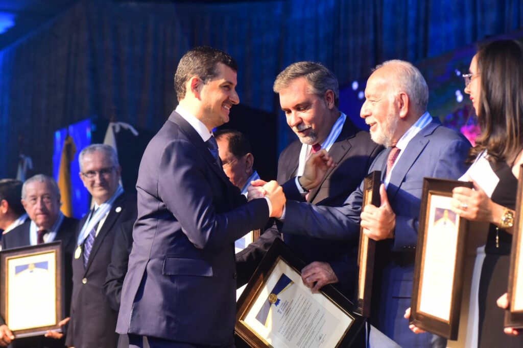 Autoridades, empresarios y socios de la Cámara de Comercio de Guayaquil celebraron los 136 años de la institución con un evento enfocado en la innovación, la sostenibilidad y el desarrollo del comercio ecuatoriano. Enrique Pesantes/ELCOMERCIO