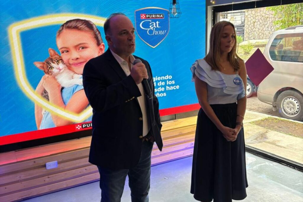 Juan José Iglesias, director de negocios de Purina para Ecuador, Bolivia y Perú, y Andrea Lecaro, gerente de marketing de Nestlé Ecuador.