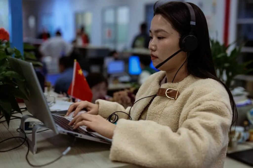 Una joven hace uso del Internet en China.