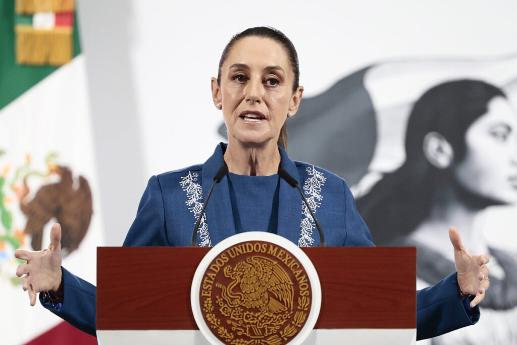 La presidenta de México, Claudia Sheinbaum, habla durante una rueda de prensa en México.