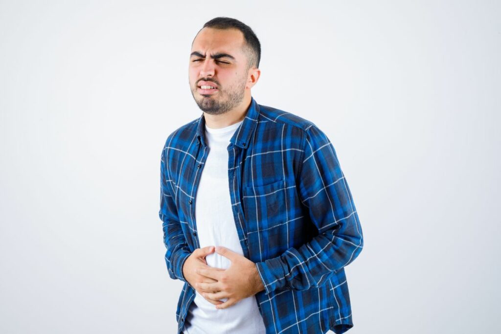 Foto representativa de un joven con dolor en el apéndice. Foto: Freepik