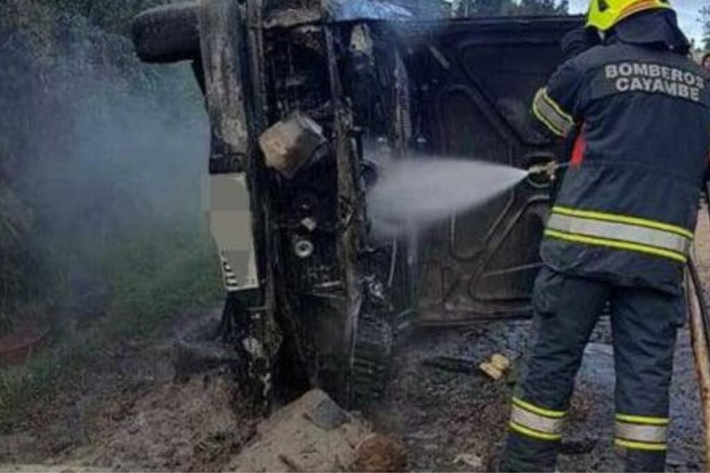 Los vehículos chocaron de frente y se incendiaron. Foto referencial