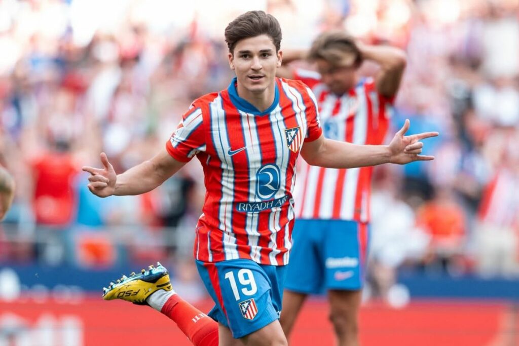 Julián Álvarez, delantero del Atlético de Madrid, por el que se impuso la nueva regla.
