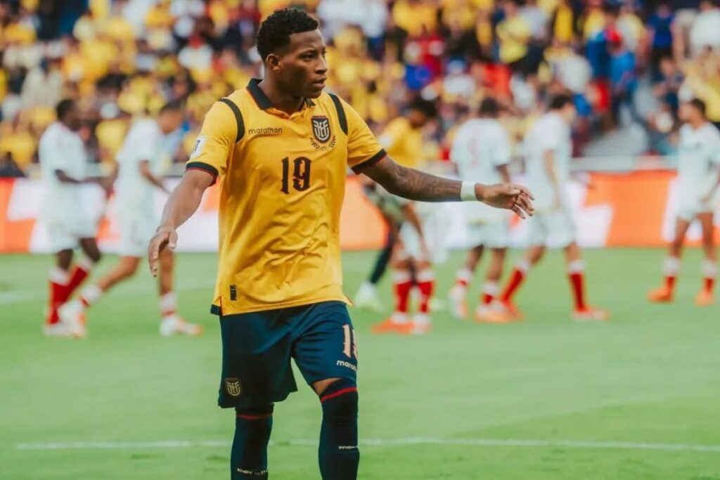 Gonzalo Plata durante un partido de la Selección de Ecuador.